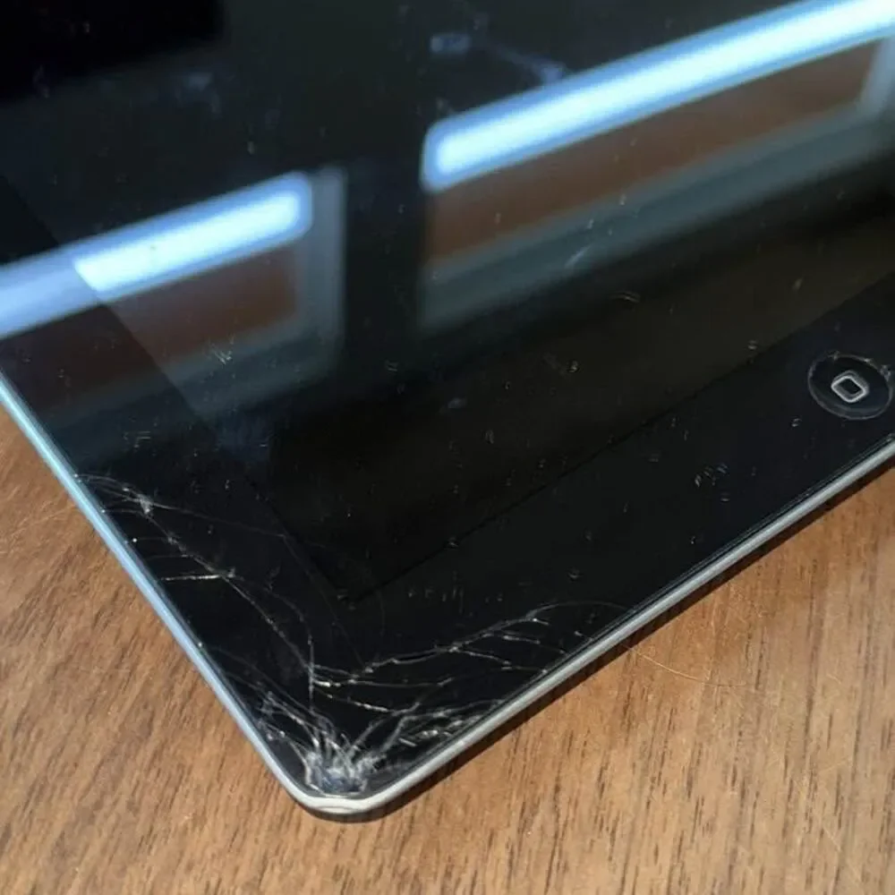 Ipad 32gb 9.7” small crack works fine